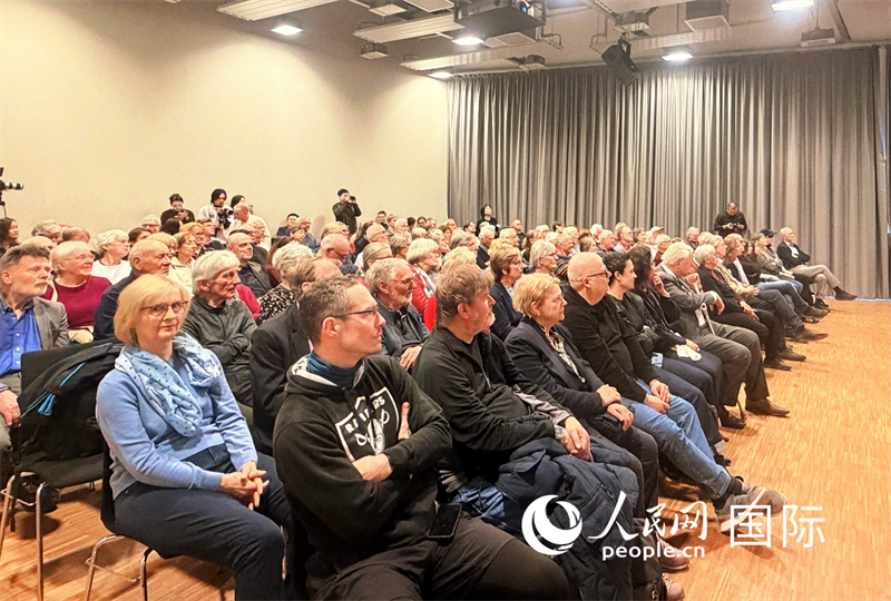 （當(dāng)?shù)貢r(shí)間4月9日，柏林中國文化中心舉辦“中國故事”系列講座之“騎行中國：喜馬拉雅、絲綢之路與重走長征路”，圖為講座現(xiàn)場。 人民網(wǎng)記者 劉赫攝）