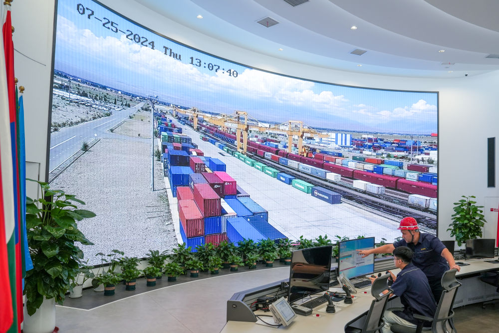 △ 在中哈（連云港）物流合作基地，工作人員通過“中哈物流場(chǎng)站”信息化跟蹤系統(tǒng)查看集裝箱運(yùn)輸情況（2024年7月25日攝）。