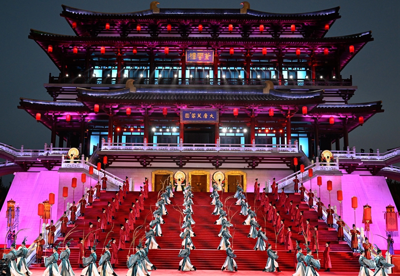 這是2023年5月18日在陜西省西安市大唐芙蓉園拍攝的中國(guó)—中亞峰會(huì)歡迎儀式。
