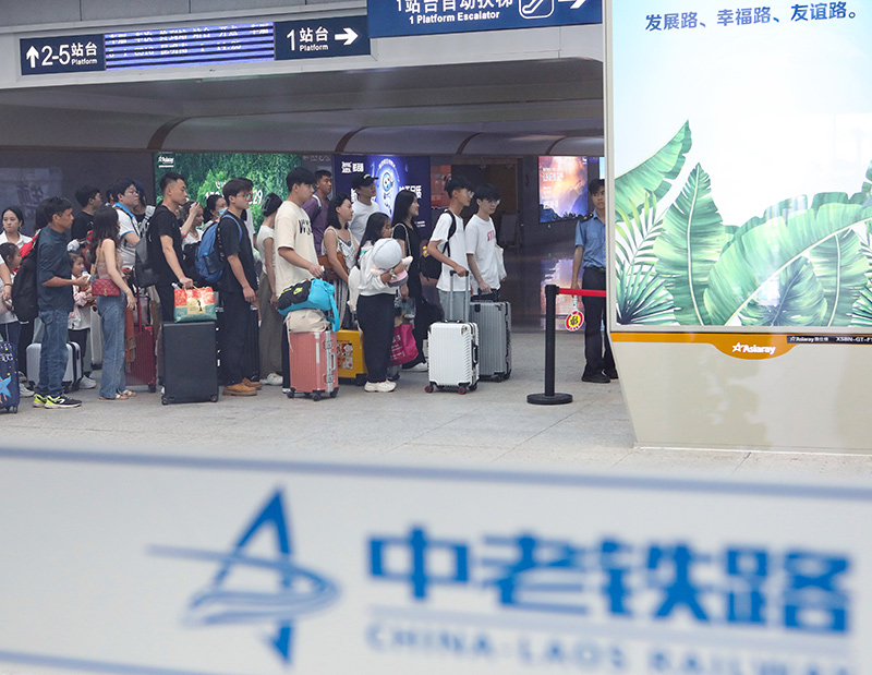 在云南景洪市的中老鐵路西雙版納站，旅客有序進(jìn)入站臺(tái)乘車（2023年10月5日攝）。