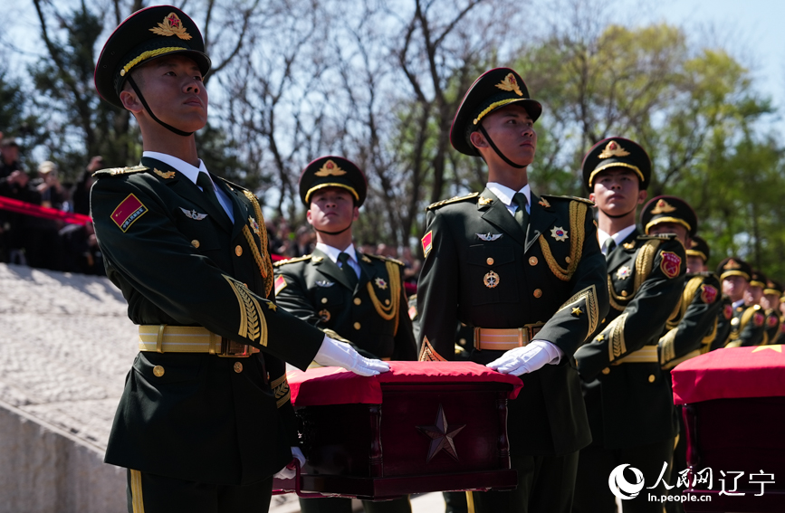 第十三批在韓中國人民志愿軍烈士安葬儀式現(xiàn)場。人民網(wǎng)記者 邱宇哲攝