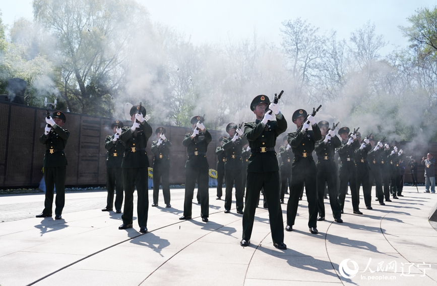 第十三批在韓中國人民志愿軍烈士安葬儀式現(xiàn)場。人民網(wǎng)記者 邱宇哲攝