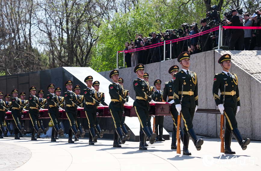 第十三批在韓中國人民志愿軍烈士安葬儀式現(xiàn)場。人民網(wǎng)記者 邱宇哲攝