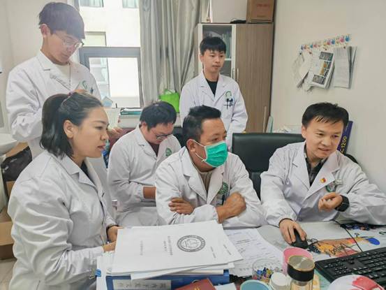 在山南市進行師帶徒幫扶，傳授先進的眼科學(xué)診療技術(shù)