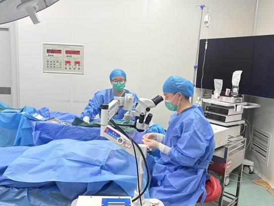 梁坤在洛扎縣為藏族同胞開展白內(nèi)障手術(shù)2