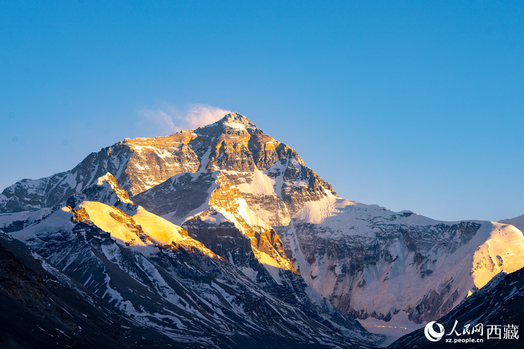 日照金山峰聳云。人民網(wǎng)記者 吳雨仁攝