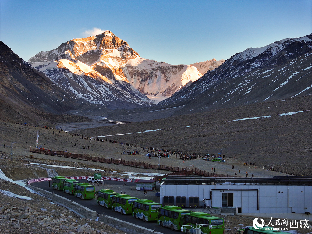 綠巴滿載客望峰巔。人民網(wǎng)記者 吳雨仁攝