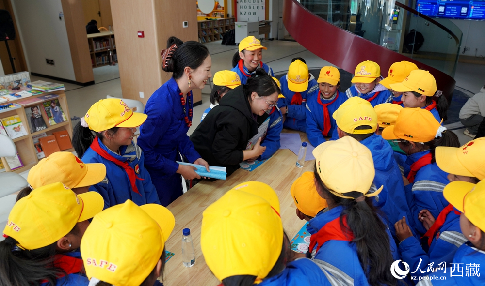 老師指導孩子閱讀。人民網(wǎng)記者 吳雨仁攝