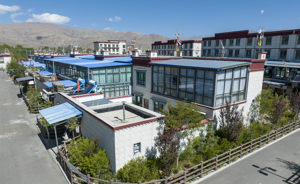 寬敞明亮的藏式民居???人民網(wǎng)記??? 次仁羅布??.jpg