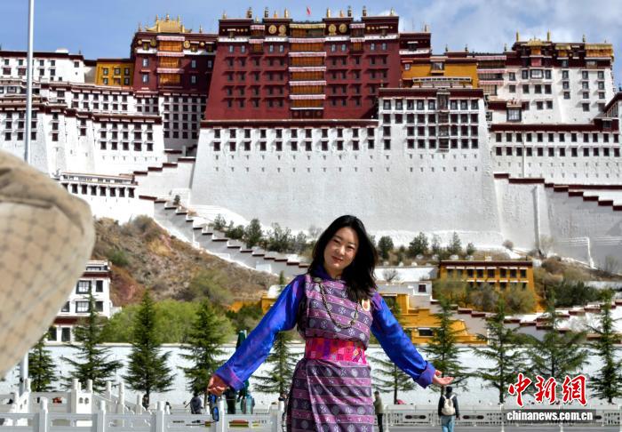 外國游客打卡西藏拉薩布達(dá)拉宮廣場