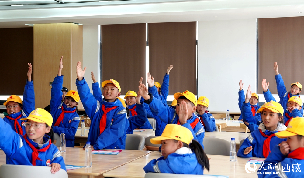 孩子們課堂舉手互動(dòng)。人民網(wǎng)記者 吳雨仁攝