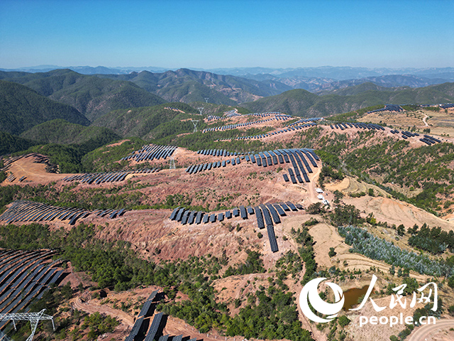 云南南華羅文村的山坡上，一塊塊光伏板連接成片。人民網(wǎng)記者 程浩攝
