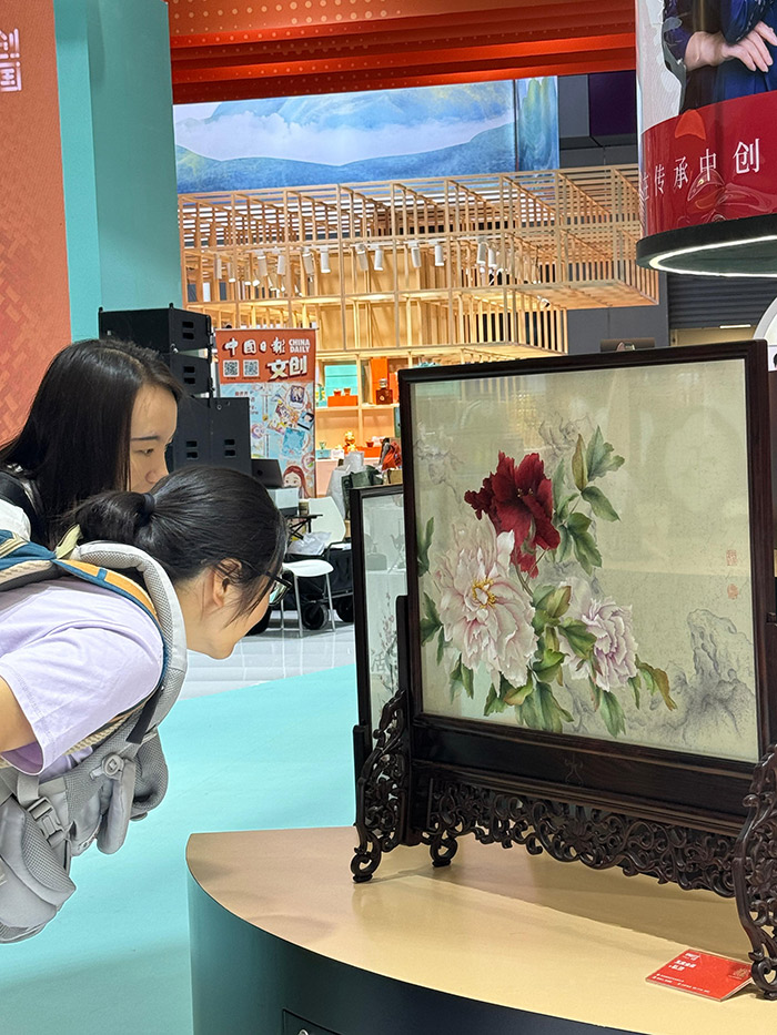 “文創(chuàng)中國”專題展區(qū)。參展觀眾供圖