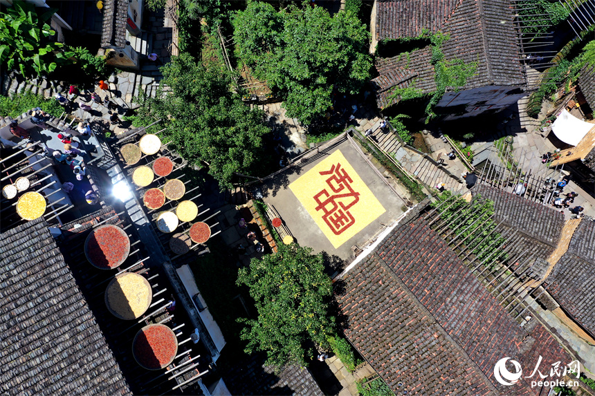 篁嶺曬秋大媽用農(nóng)作物曬出“活力中國”。人民網(wǎng)記者 時雨攝