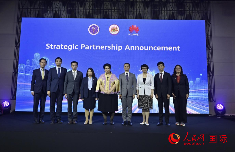 數(shù)字人才峰會(huì)現(xiàn)場(chǎng)。左五為泰國高等教育、科學(xué)、研究和創(chuàng)新部長(zhǎng)素巴瑪·伊沙拉帕迪，右三中國駐泰國大使館教育參贊許蘭，右四為華為泰國技術(shù)有限公司總經(jīng)理李雄偉。人民網(wǎng)記者 簡(jiǎn)承淵攝