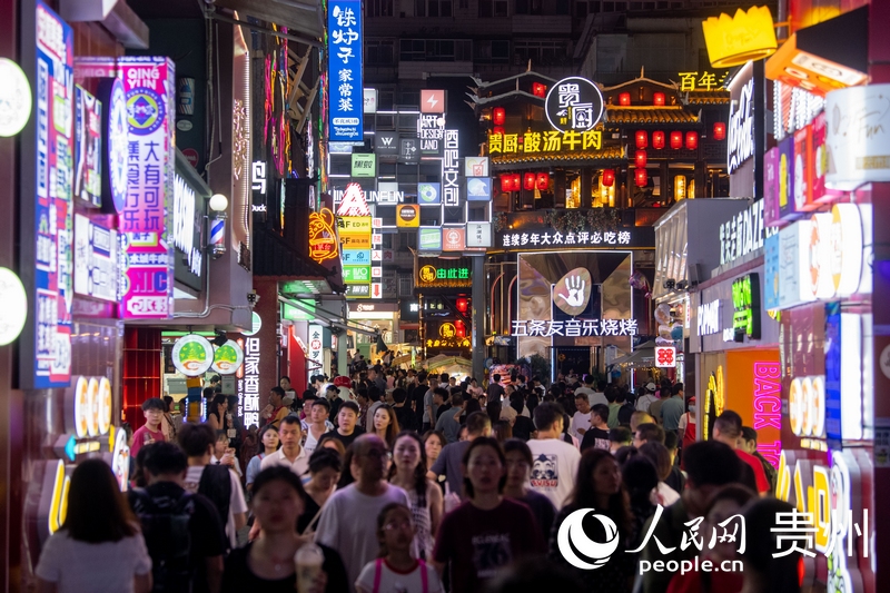 6月21日，貴陽，青云市集內(nèi)游人如織。人民網(wǎng)記者 翁奇羽攝