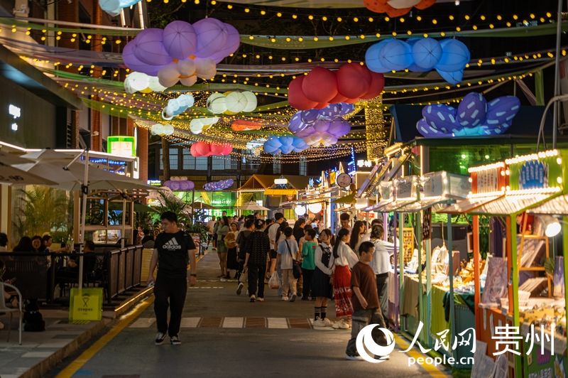 6月21日，貴陽新印廠霓虹閃爍，映照城市夜生活。人民網(wǎng) 陽茜攝