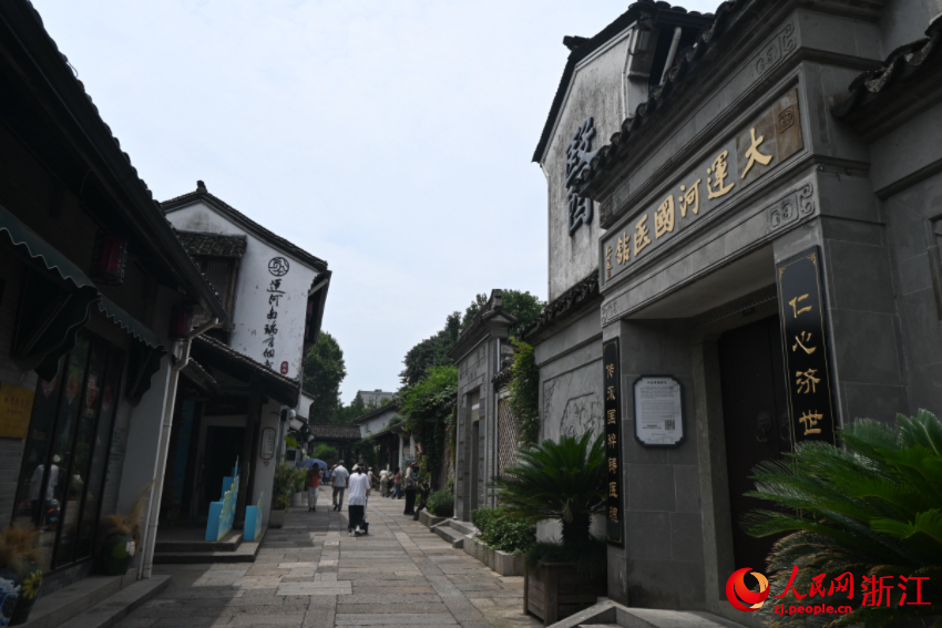 運(yùn)河邊的老建筑被完好保存下來。人民網(wǎng)記者 張麗瑋攝