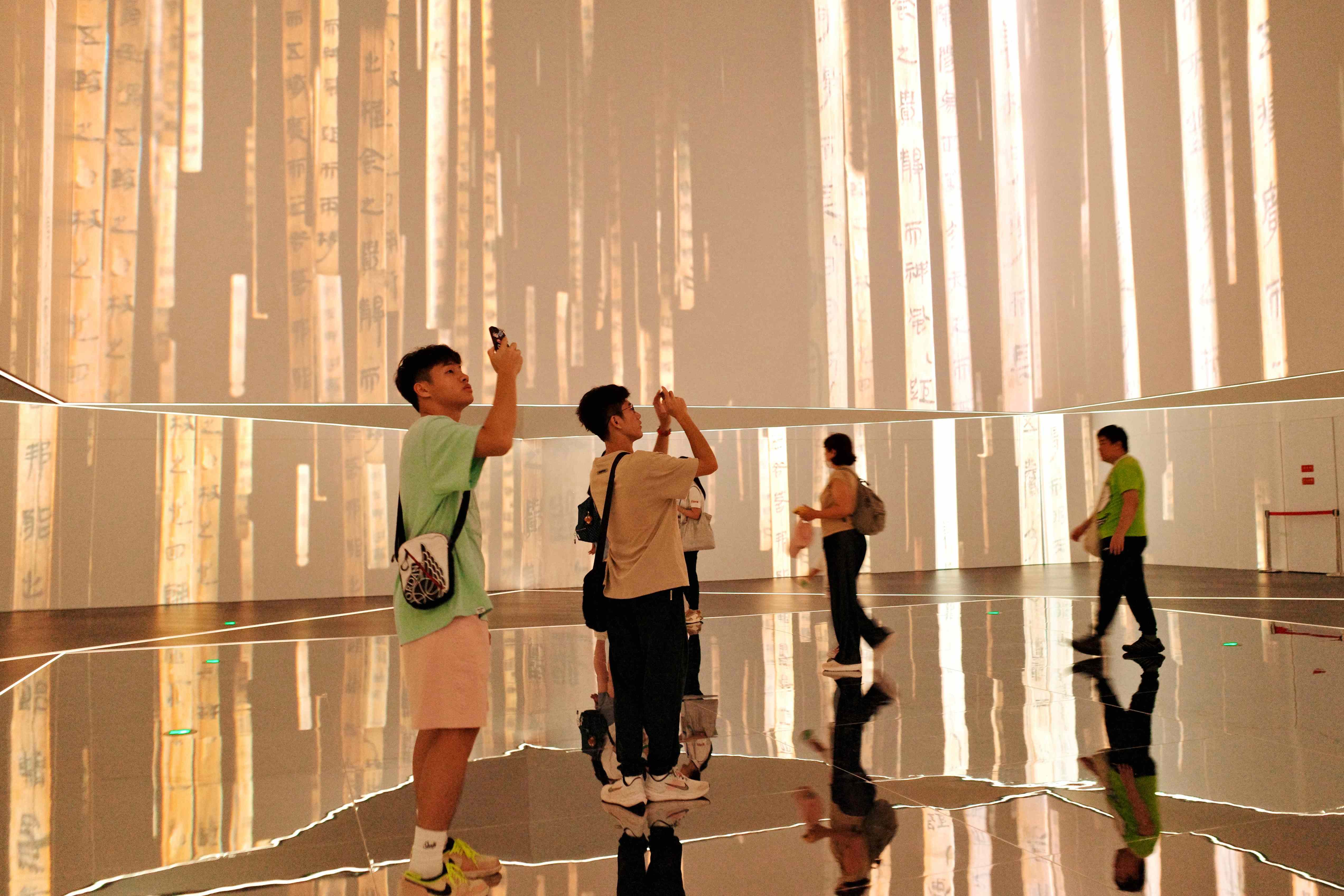 觀眾在湖南博物院沉浸式觀展。人民網(wǎng)記者 劉微攝