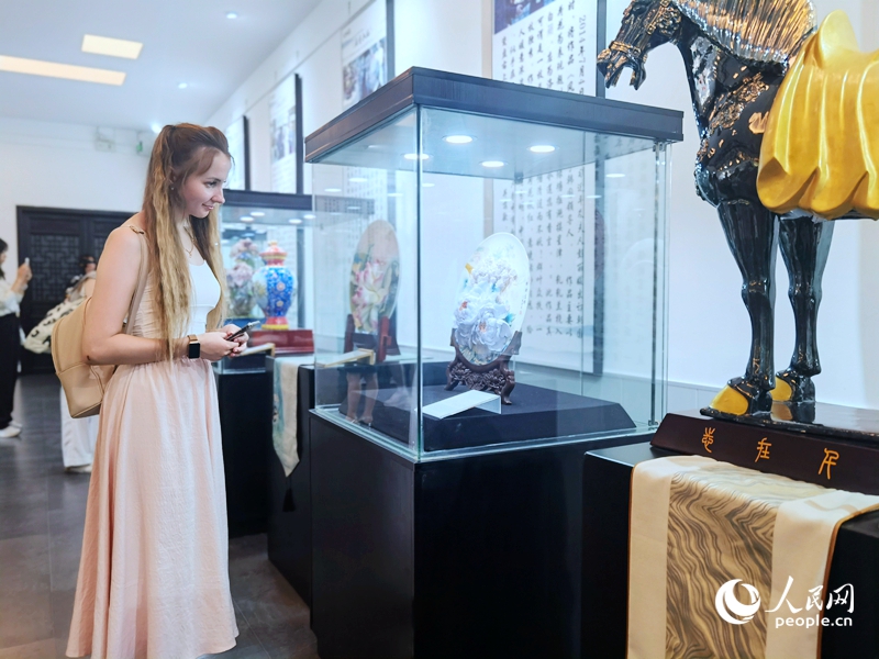 來自白俄羅斯的留學(xué)生喀秋莎駐足欣賞牡丹瓷。人民網(wǎng)記者 尚明楨攝