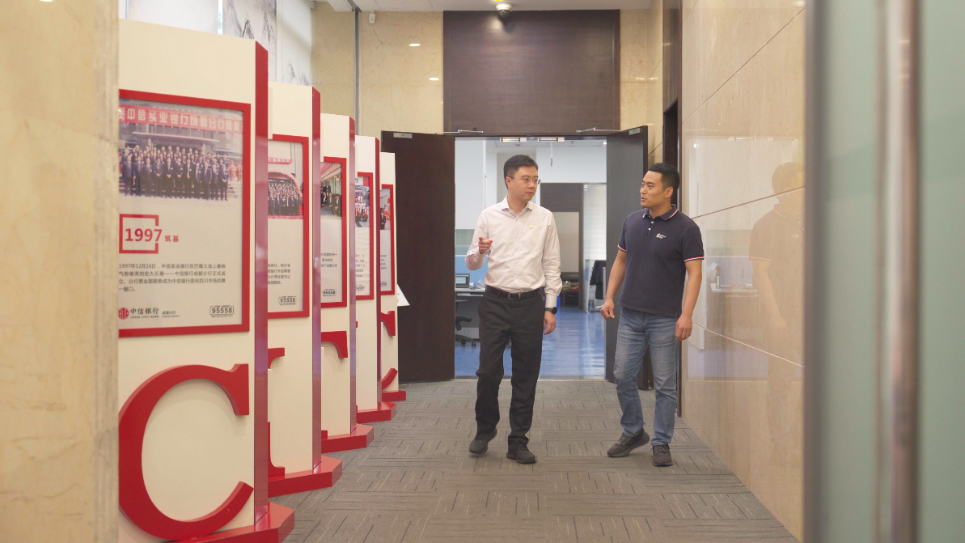 中信銀行成都分行行長(zhǎng)助理李一（左）接受采訪。人民網(wǎng)記者 王紹紹攝