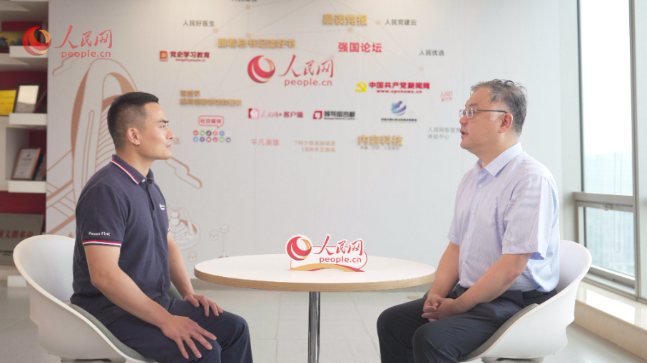 中共中央黨校（國(guó)家行政學(xué)院）國(guó)家治理教研部副主任李江濤（右）接受采訪。人民網(wǎng)記者 王紹紹攝