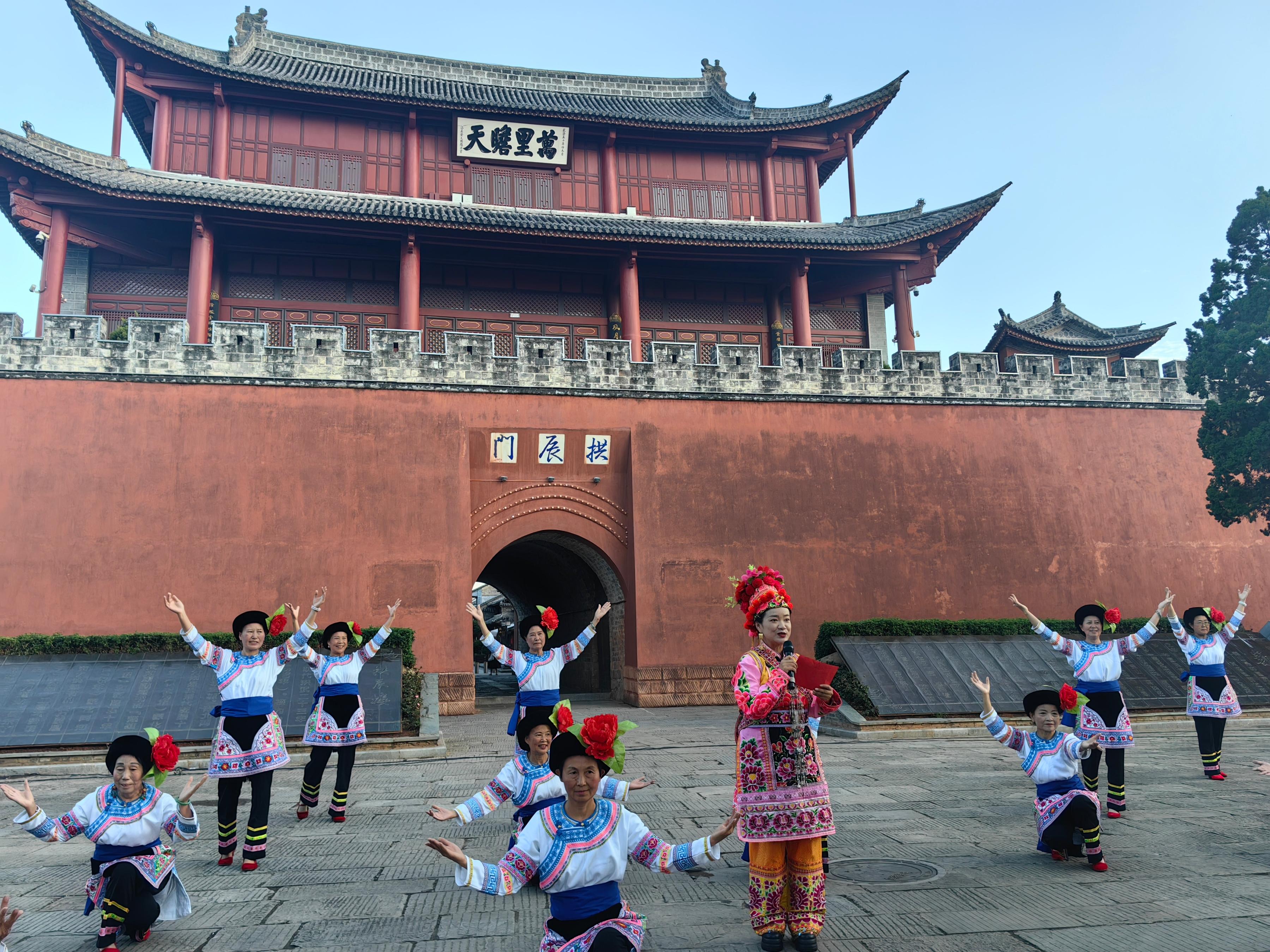 云南大理巍山舉辦普法宣傳活動。人民網(wǎng)記者 孝金波攝