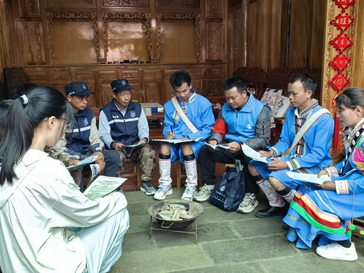 騰沖市猴橋鎮(zhèn)猴橋村國(guó)門新村舉辦火塘?xí)?。人民網(wǎng)記者 孝金波攝