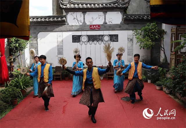 云南麗江古城“天地院”的納西族演出。 人民網(wǎng)記者 程浩攝