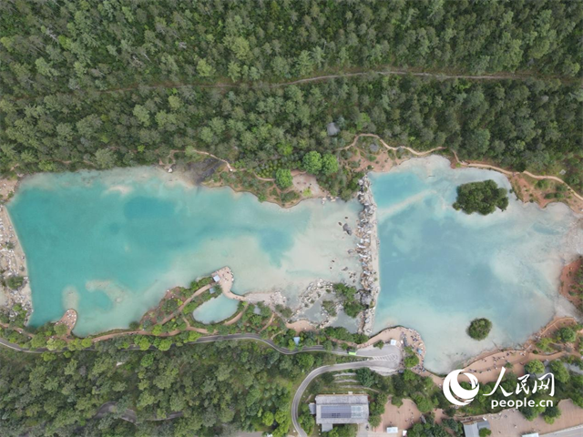 位于麗江市玉龍雪山東麓甲子村的藍(lán)月谷景區(qū)。 人民網(wǎng)記者 符皓攝