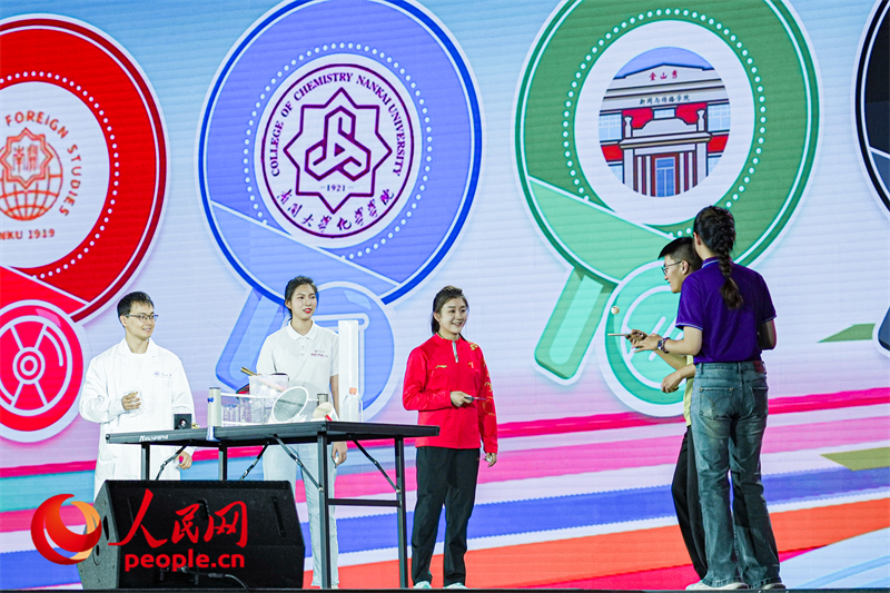 陳夢與南開學(xué)子互動(dòng)。人民網(wǎng)記者 于凱攝