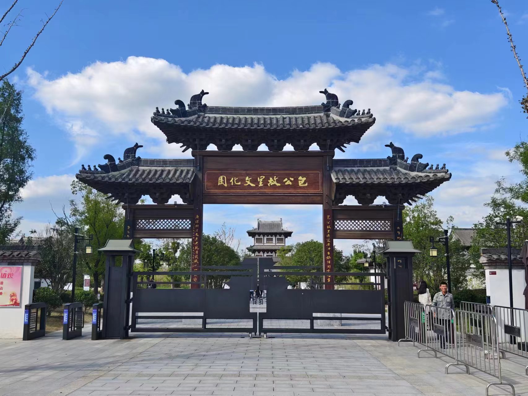【2024打卡中國(guó)】穿越時(shí)空的對(duì)話:外國(guó)網(wǎng)紅探索包公故里文化園(組圖)_fororder_微信圖片_20240923155040