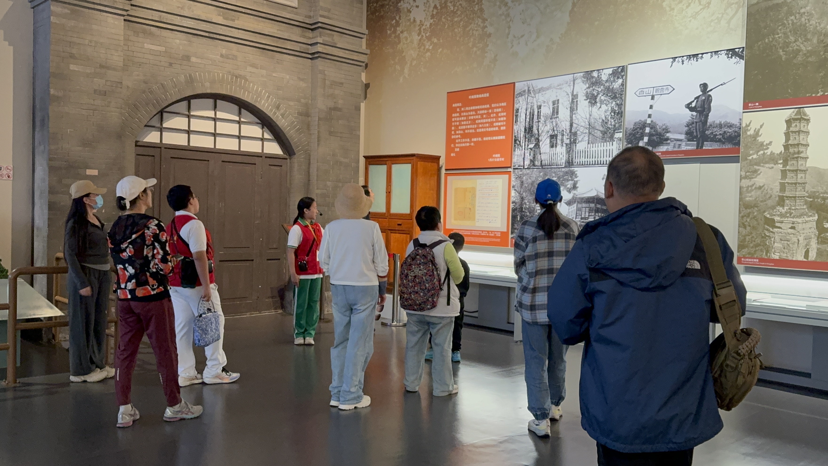 10月4日，北京香山革命紀(jì)念館內(nèi)，一名“紅領(lǐng)巾志愿者”正在為參觀者講解。人民網(wǎng)記者 劉微攝