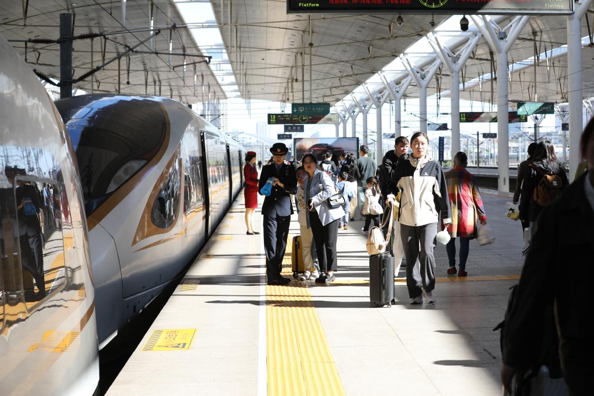 旅客在站臺準(zhǔn)備乘車。受訪方供圖