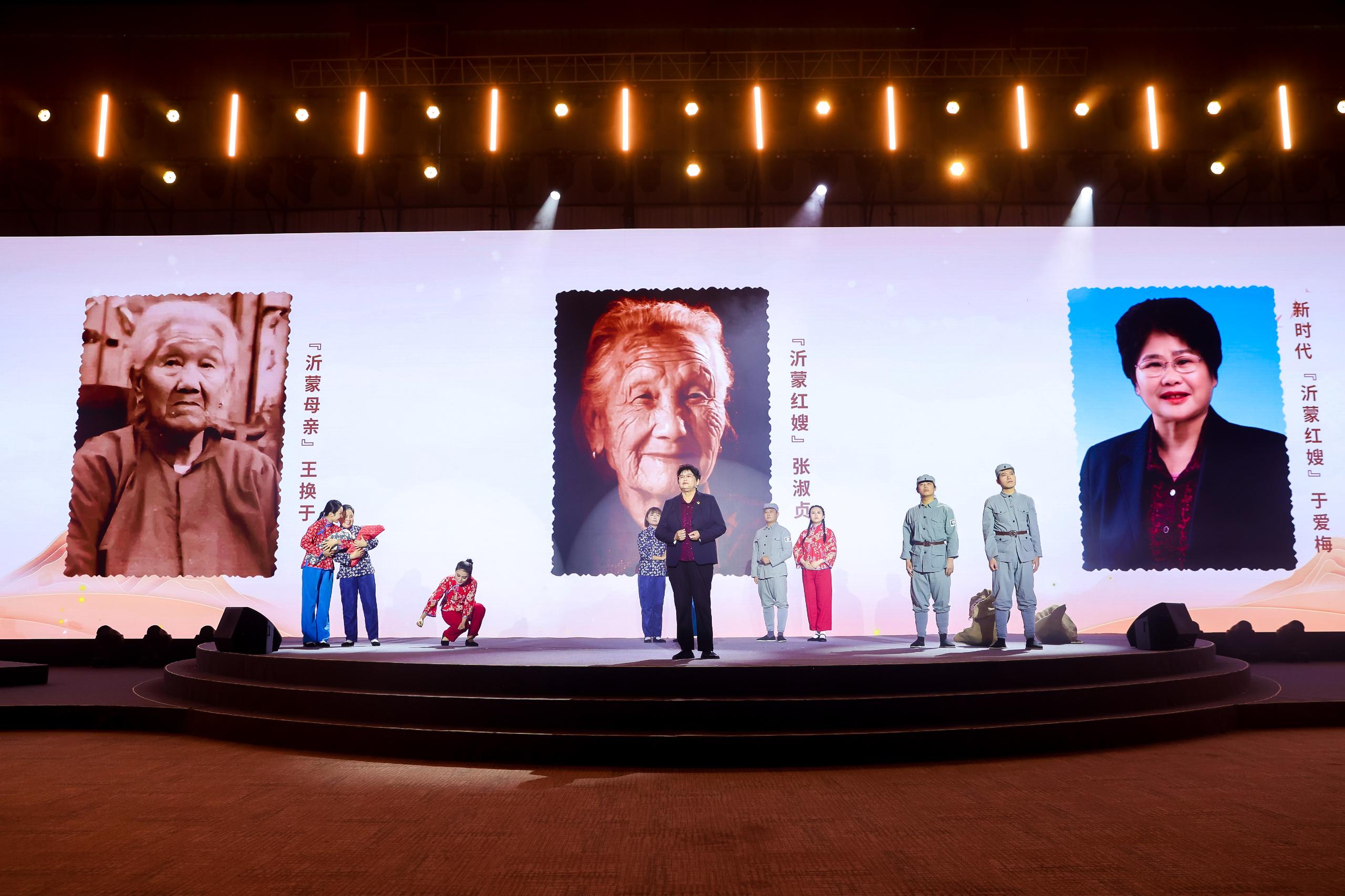 “何以中國·弦歌不輟”網(wǎng)絡(luò)主題活動(dòng)現(xiàn)場，于愛梅講述“沂蒙紅嫂”的故事。人民視頻供圖。