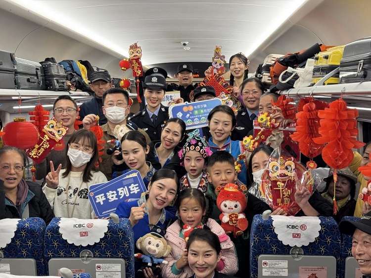 春節(jié)期間，在中老鐵路磨萬(wàn)（磨丁—萬(wàn)象）段，鐵路客運(yùn)員工與乘客合影留念。李加勇攝