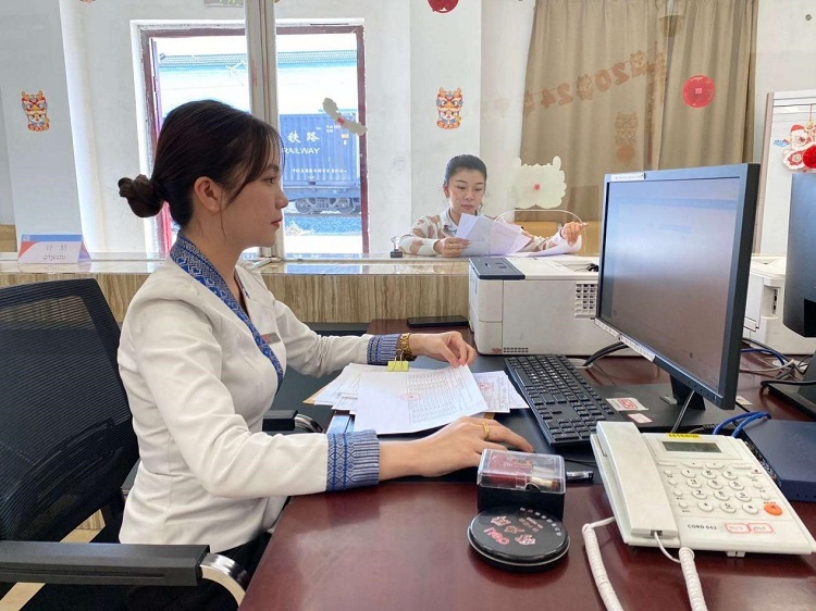 春節(jié)期間，中老鐵路員工堅(jiān)守崗位，保障鐵路運(yùn)行安全、暢通。李加勇攝