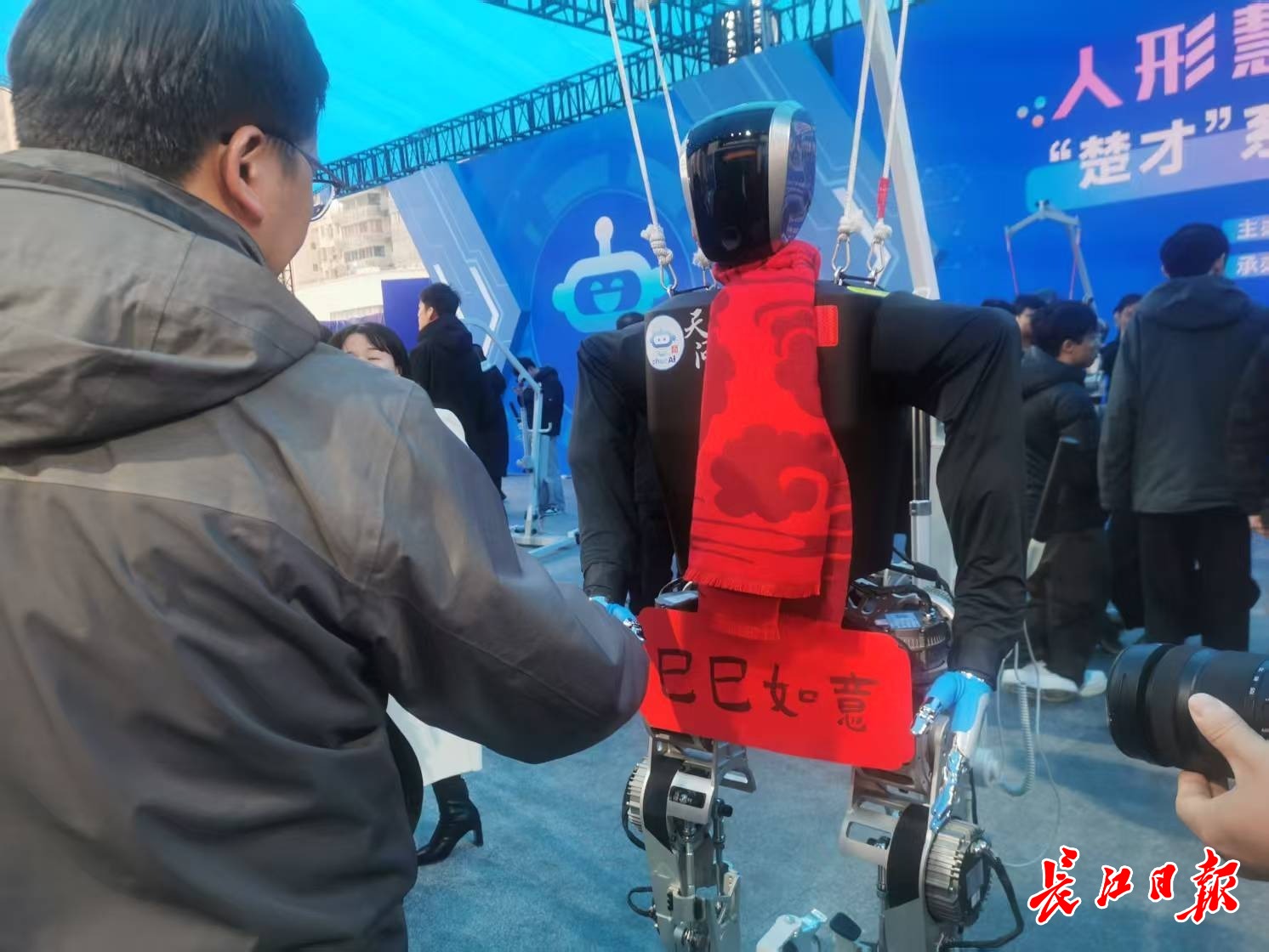 “天問(wèn)”人形機(jī)器人和參觀市民握手，互致新年快樂(lè)。 長(zhǎng)江日?qǐng)?bào)記者陳永權(quán) 攝