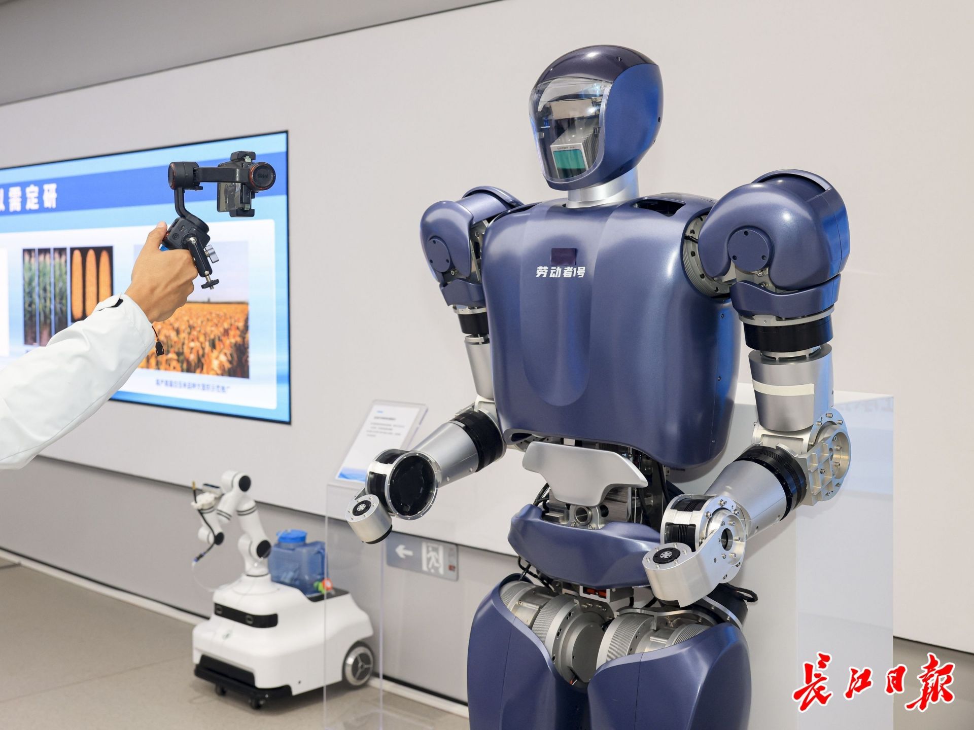 格藍(lán)若人形機(jī)器人。長(zhǎng)江日?qǐng)?bào)記者胡冬冬 攝