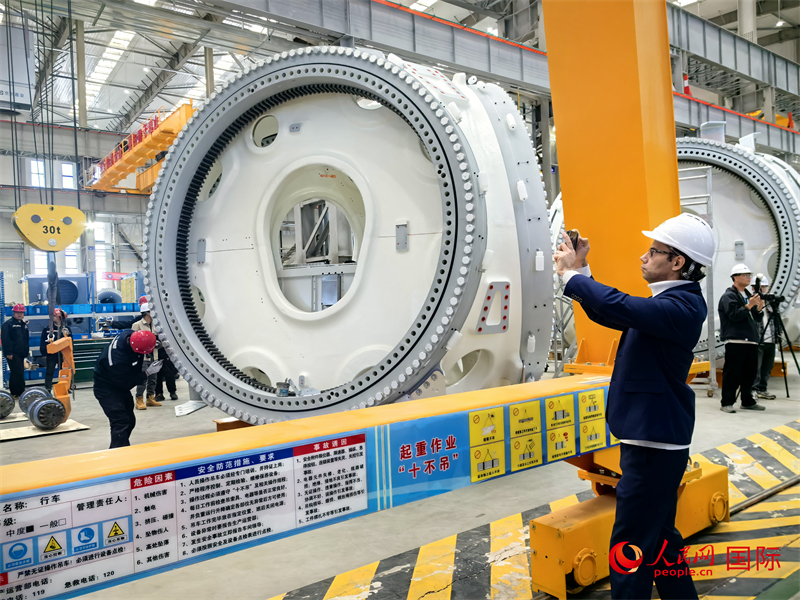 外媒記者參觀位于烏蘭察布察哈爾高新技術(shù)開發(fā)區(qū)的運(yùn)達(dá)風(fēng)電裝備制造廠房。人民網(wǎng) 楊春燕攝