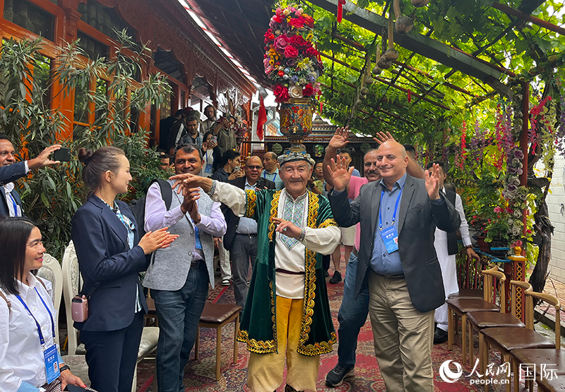 5月24日，外國媒體人在伊寧市喀贊其民俗旅游區(qū)參觀體驗。 人民網(wǎng)記者 翟轉(zhuǎn)麗攝