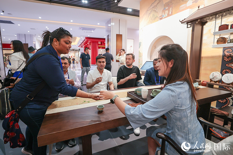 5月25日，外國媒體人在霍爾果斯國際邊境合作中心中國文化館參觀。人民網(wǎng)記者 張武軍攝