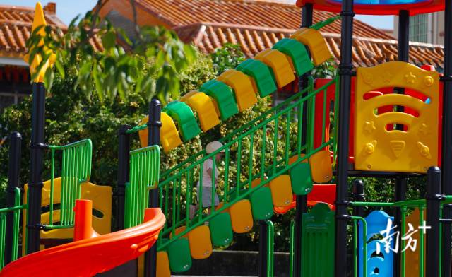 崖口村近年來也大力發(fā)展村里的基礎(chǔ)設(shè)施建設(shè)，尤其為老人和小孩提供更多的休閑娛樂場所。