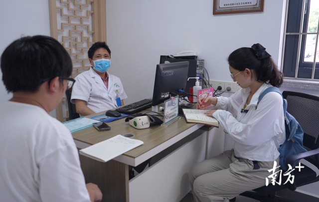 公共服務(wù)調(diào)研組在崖口村衛(wèi)生站調(diào)研。