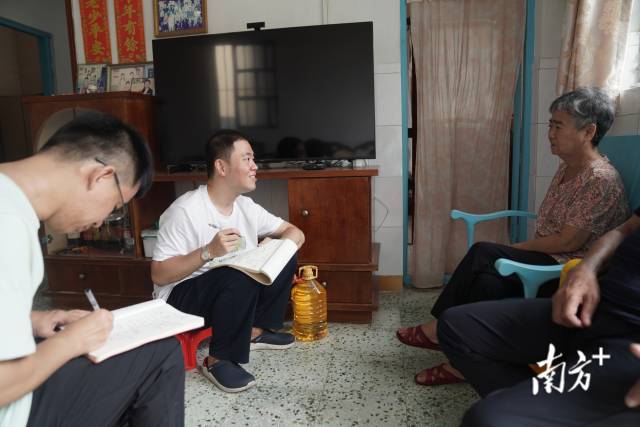 文化組的兩名成員正入戶探訪。