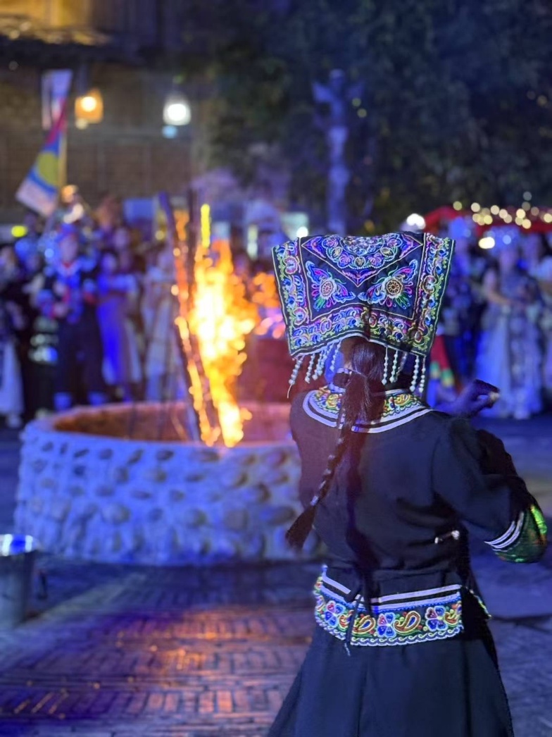 2025年7月，貴州烏江寨“萬(wàn)人打跳夜”現(xiàn)場(chǎng)。受訪者供圖