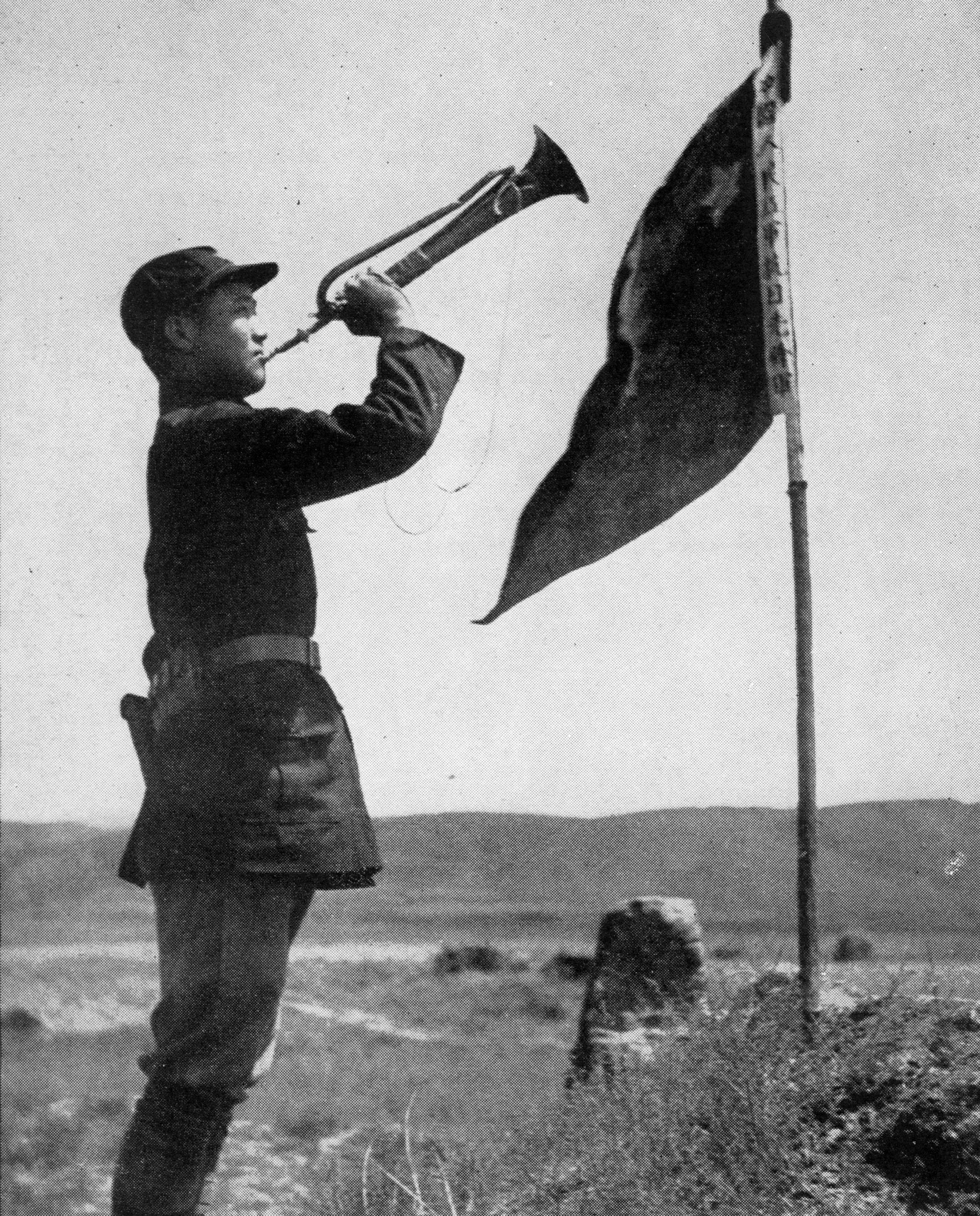 斯諾在預(yù)旺堡拍攝的紅軍司號員，他身邊的旗子上寫著“中國人民紅軍抗日先鋒隊”。