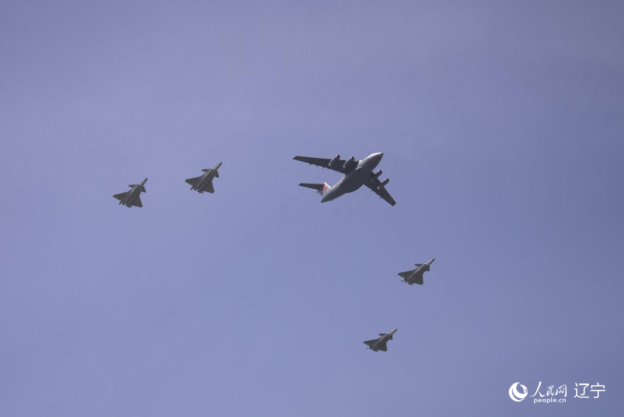 執(zhí)行第十二批在韓中國(guó)人民志愿軍烈士遺骸轉(zhuǎn)運(yùn)任務(wù)的運(yùn)-20進(jìn)入中國(guó)領(lǐng)空后，首次采用“五機(jī)編隊(duì)”的方式，由4架殲-20伴飛護(hù)航，與往年相比護(hù)航規(guī)格更高。人民網(wǎng)記者 邱宇哲攝