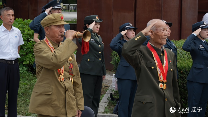 志愿軍老戰(zhàn)士南啟祥再次為戰(zhàn)友吹響了沖鋒號(hào)。人民網(wǎng)記者 周頌雪攝