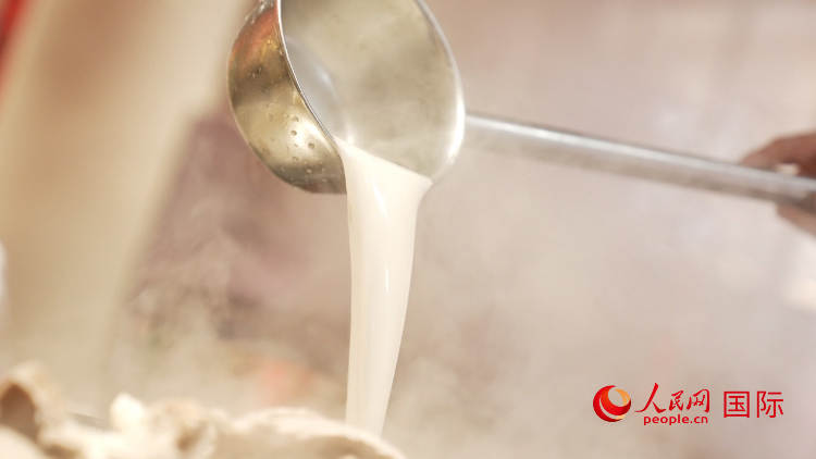 熬制中的徐州羊湯。人民網(wǎng)記者 蘇纓翔攝